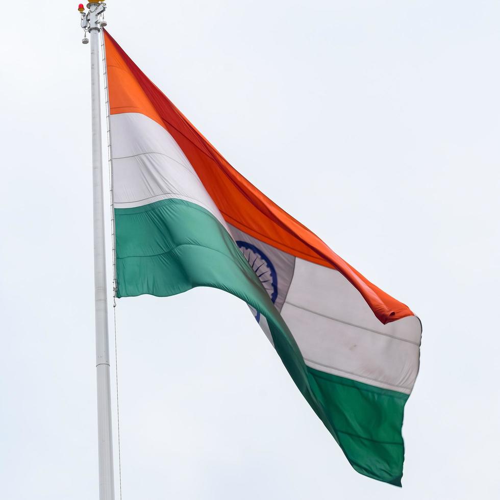 bandera india ondeando alto en connaught place con orgullo en el cielo azul, bandera india ondeando, bandera india el día de la independencia y el día de la república de la india, tiro inclinado, ondeando la bandera india, har ghar tiranga foto