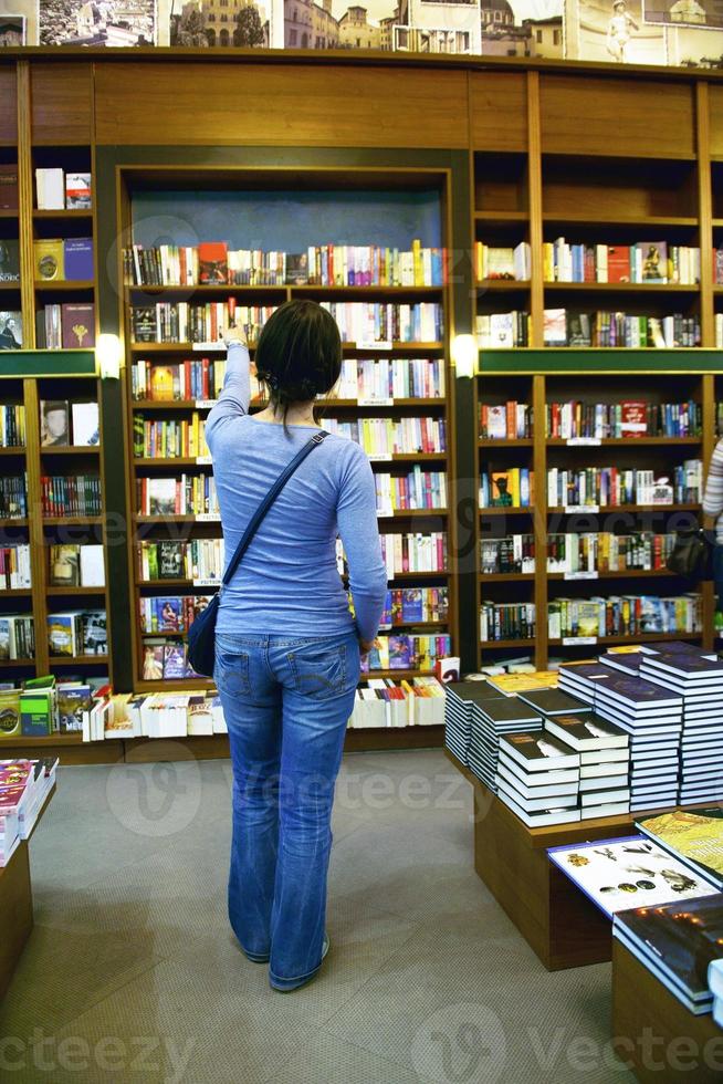 mujer en biblioteca foto