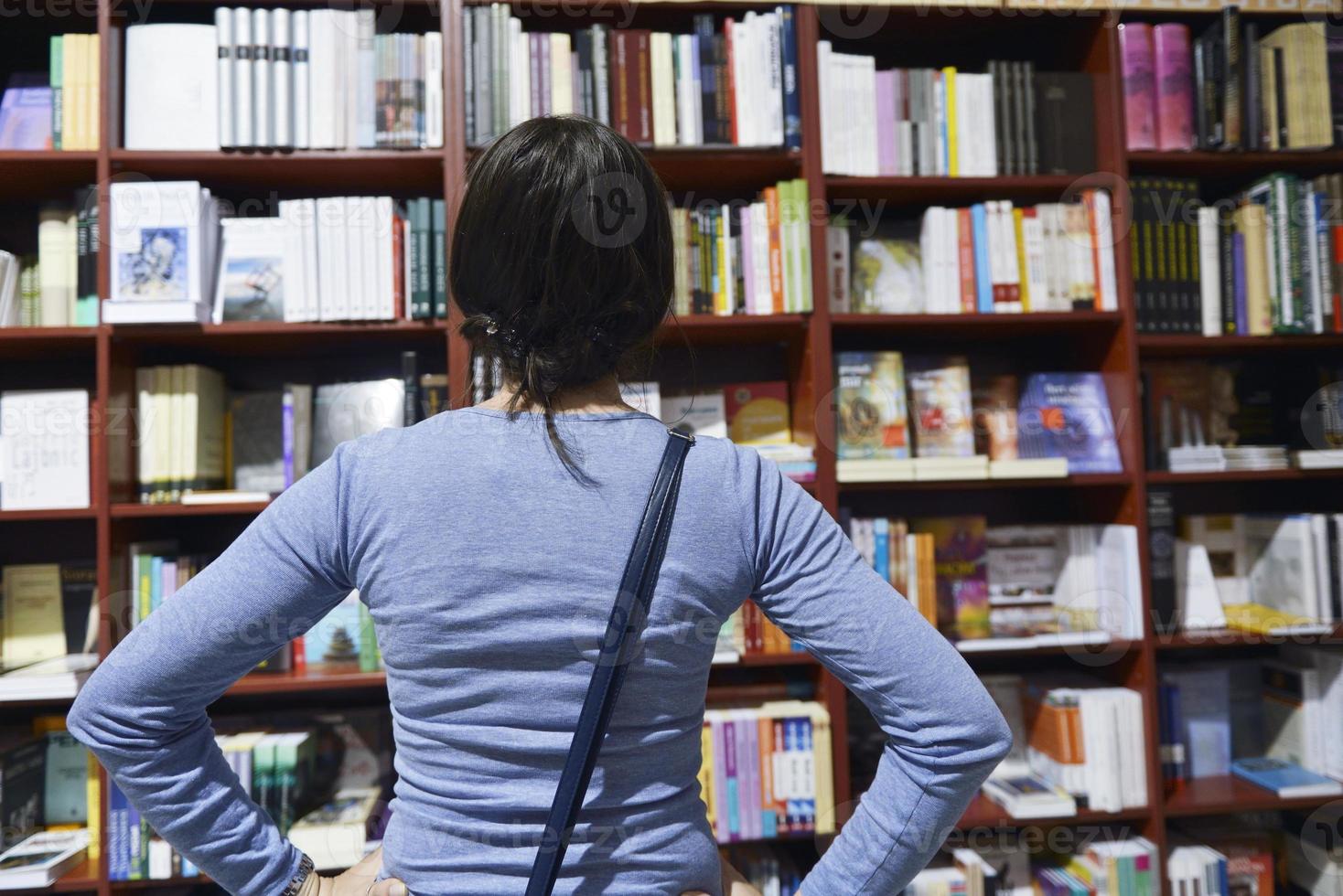 mujer en biblioteca foto