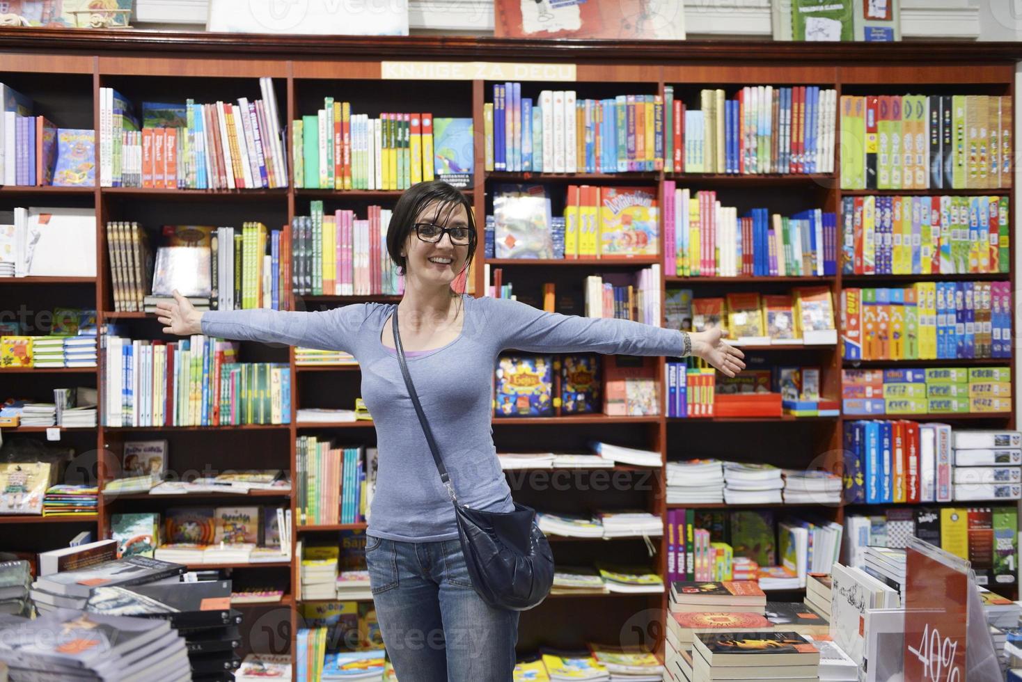 mujer en biblioteca foto