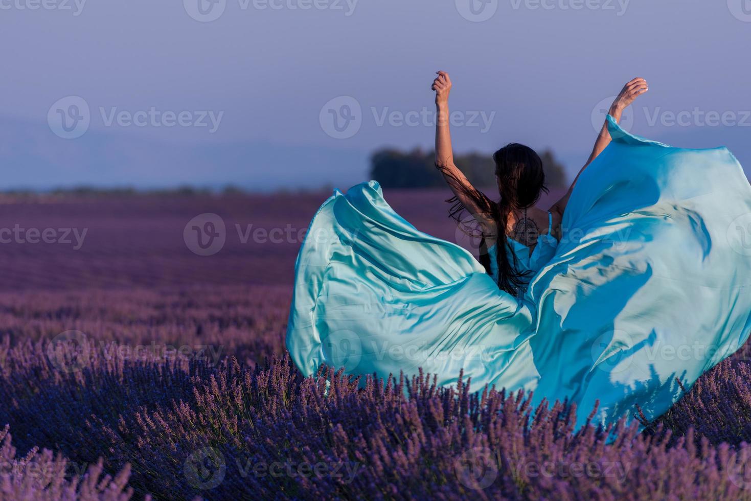 mujer en campo de flores de lavanda foto