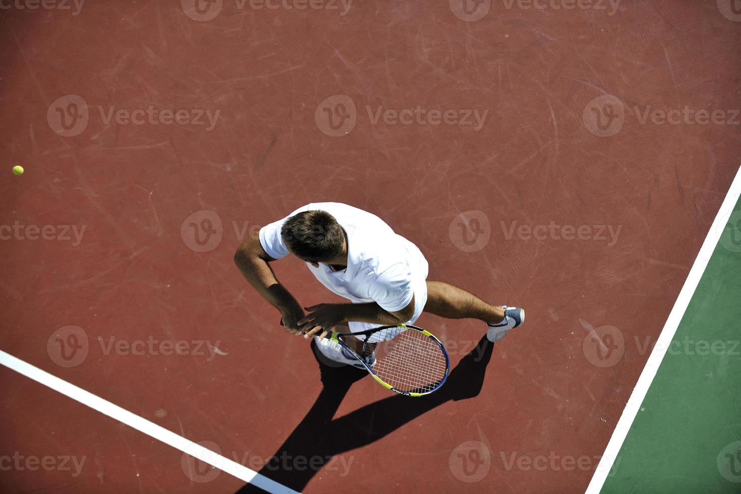 joven jugar al tenis foto