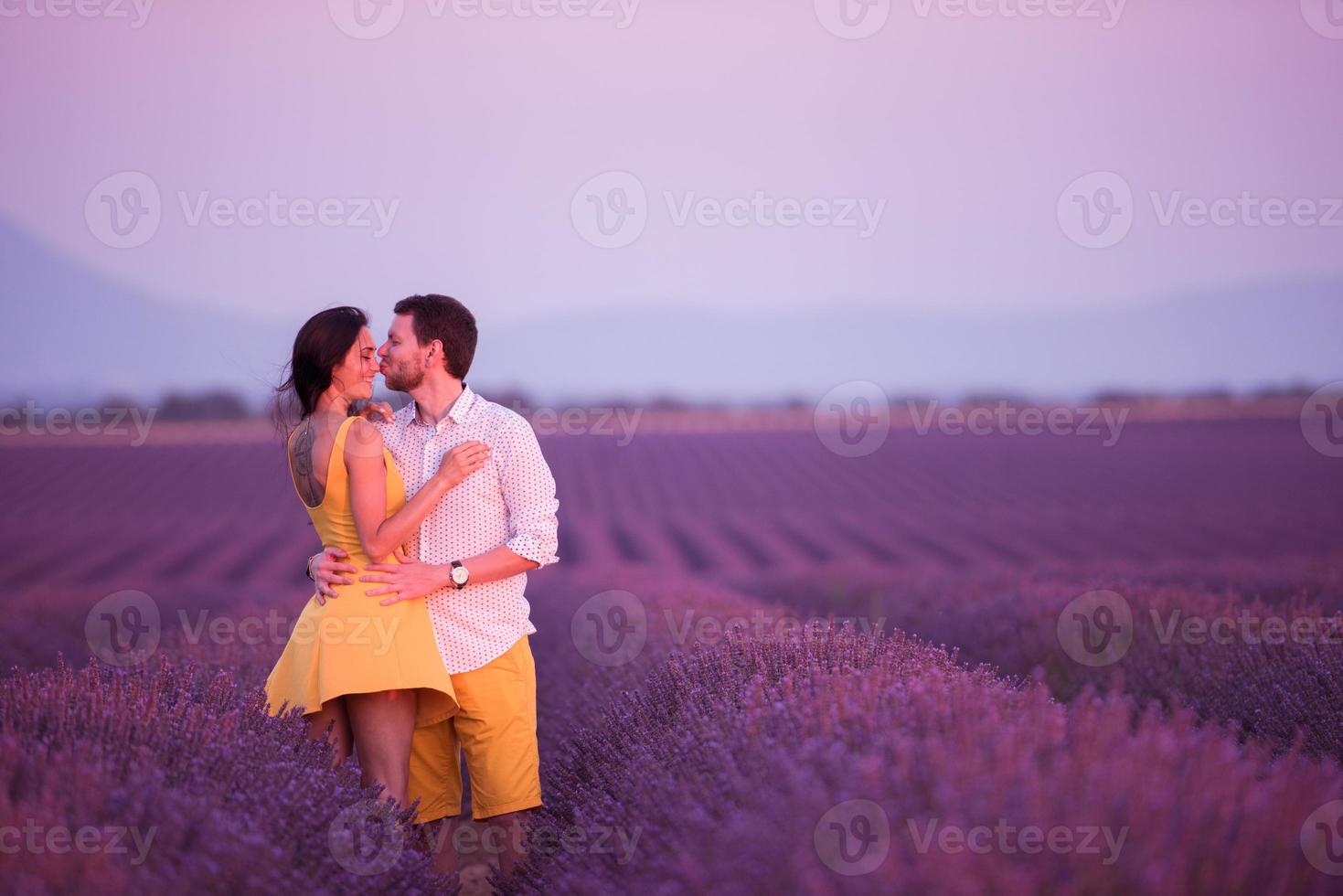 pareja en campo de lavanda foto