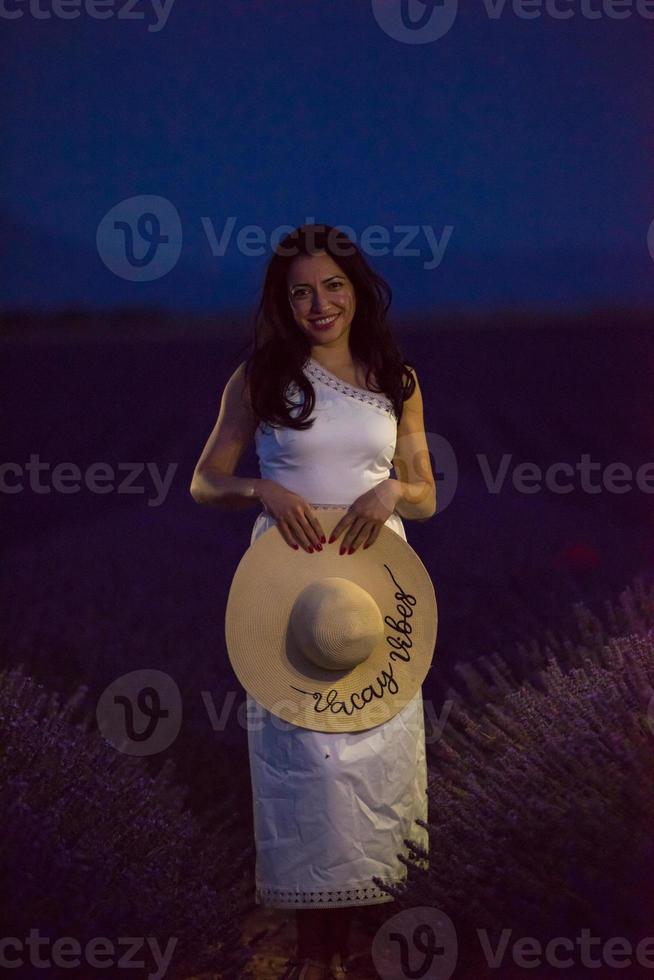 retrato de mujer en campo de flores de lavanda foto