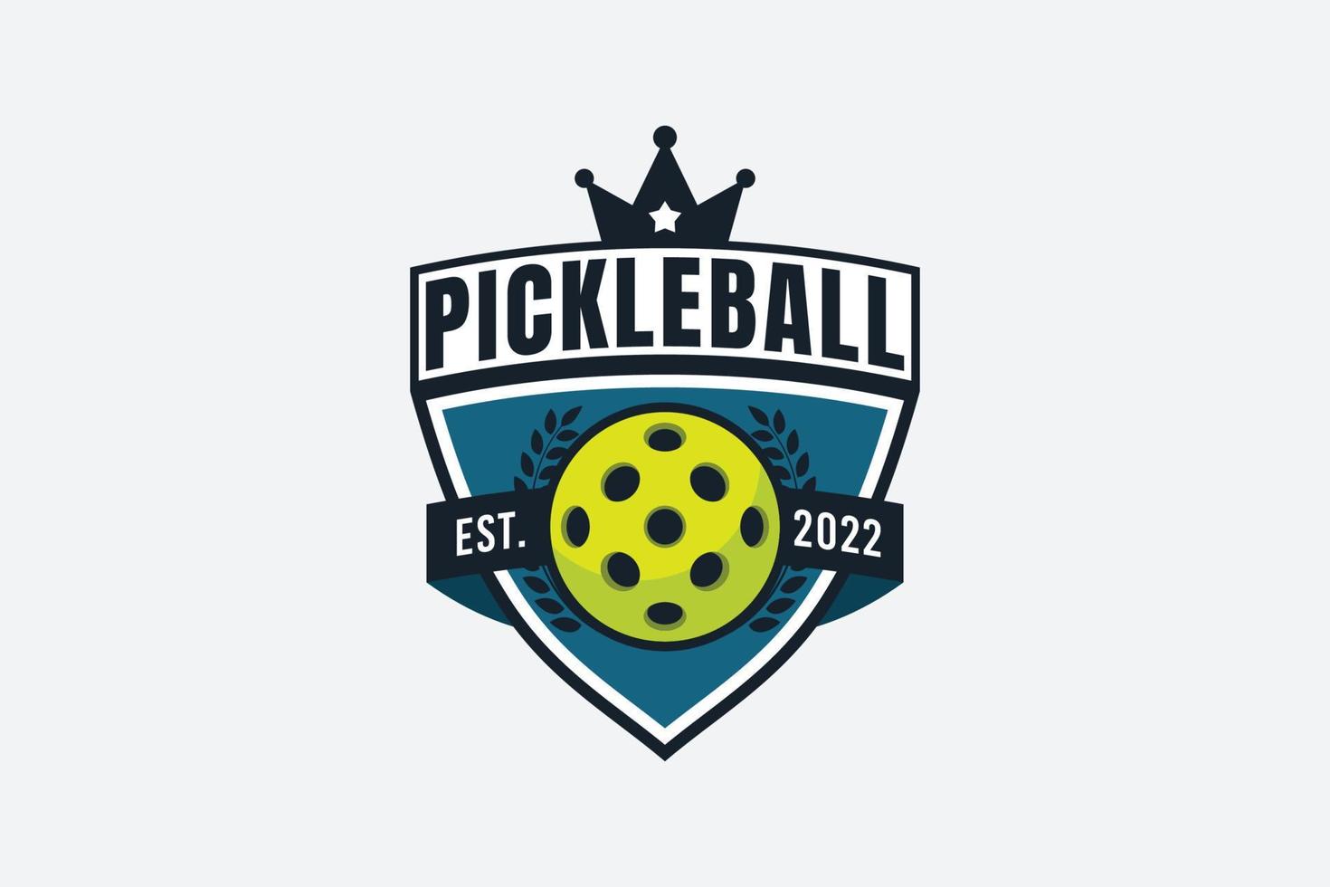 logo del club de pickleball con una combinación de pelota, escudo y corona. vector