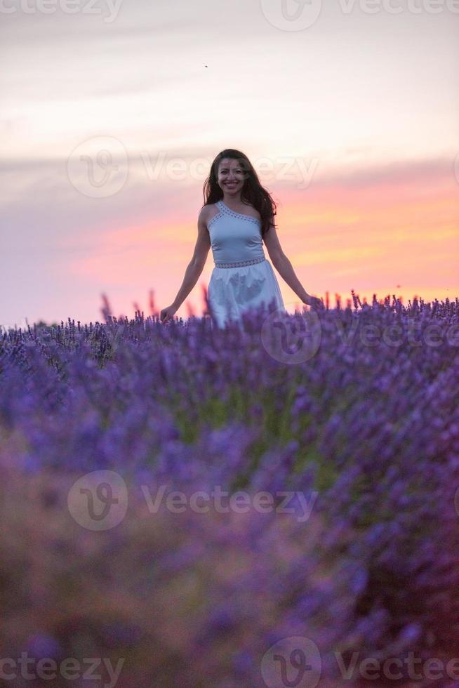 retrato de mujer en campo de flores de lavanda foto