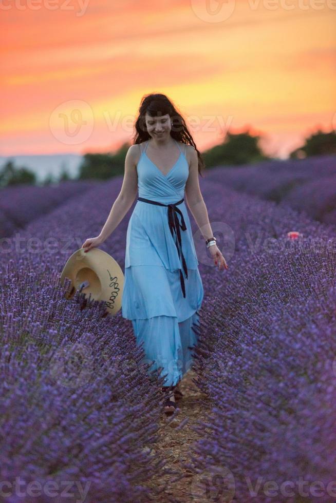 retrato de mujer en campo de flores de lavanda foto