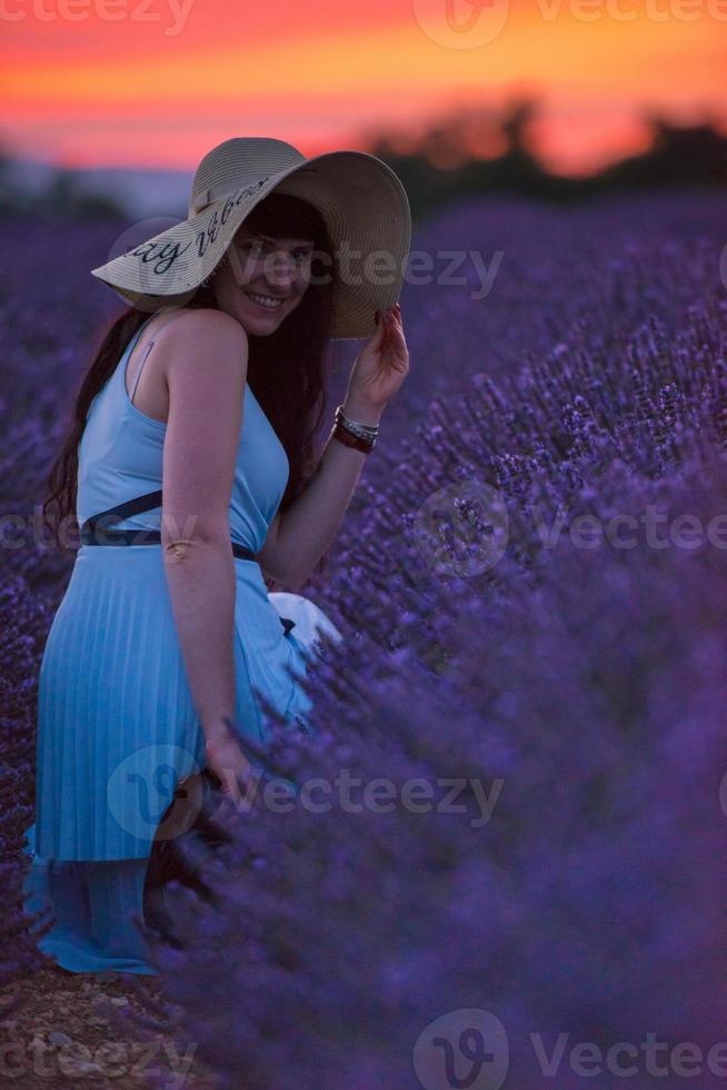 retrato de mujer en campo de flores de lavanda foto