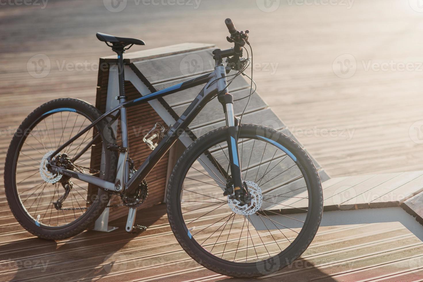 Bicicleta deportiva al aire libre para tus viajes y aventuras. bicicleta de carreras afuera sin gente. concepto de ciclismo y transporte ecológico. foto
