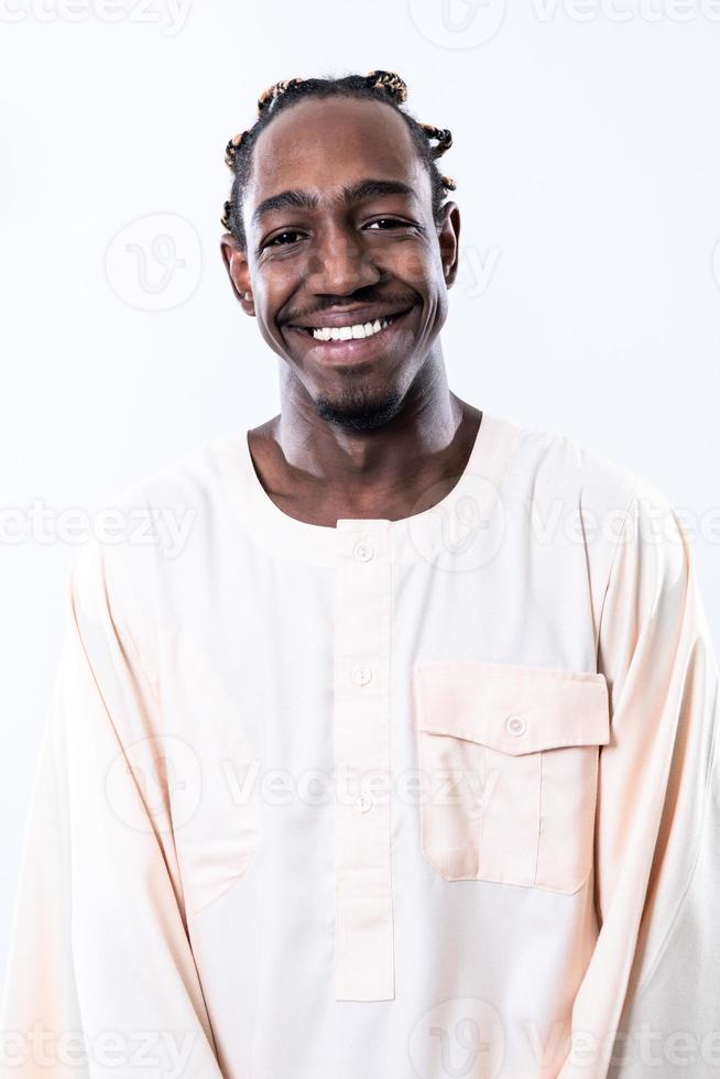 apuesto hombre negro africano con ropa tradicional foto