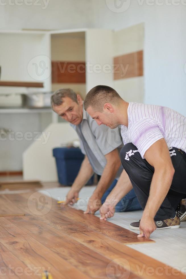 Installing laminate flooring photo