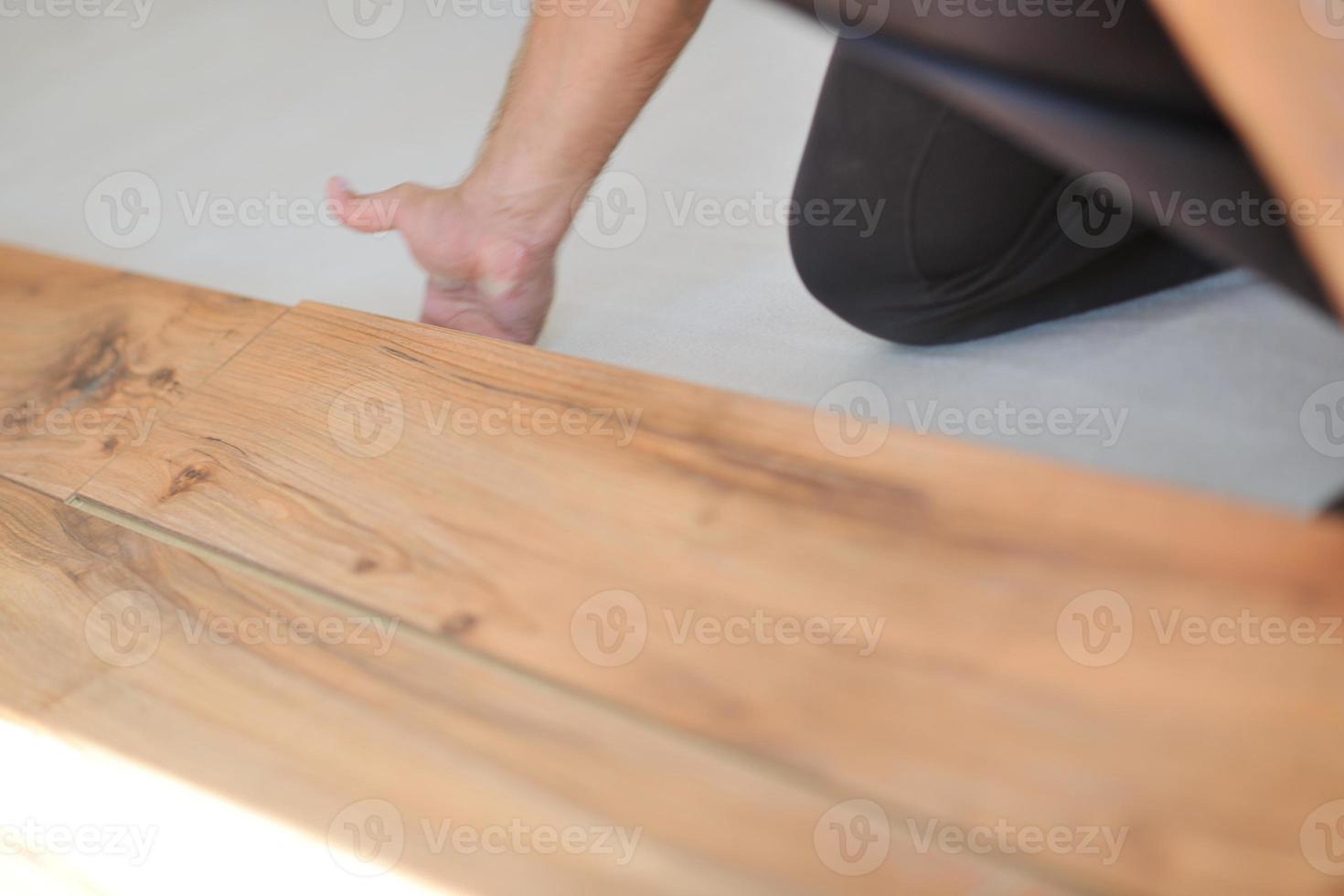 Installing laminate flooring photo