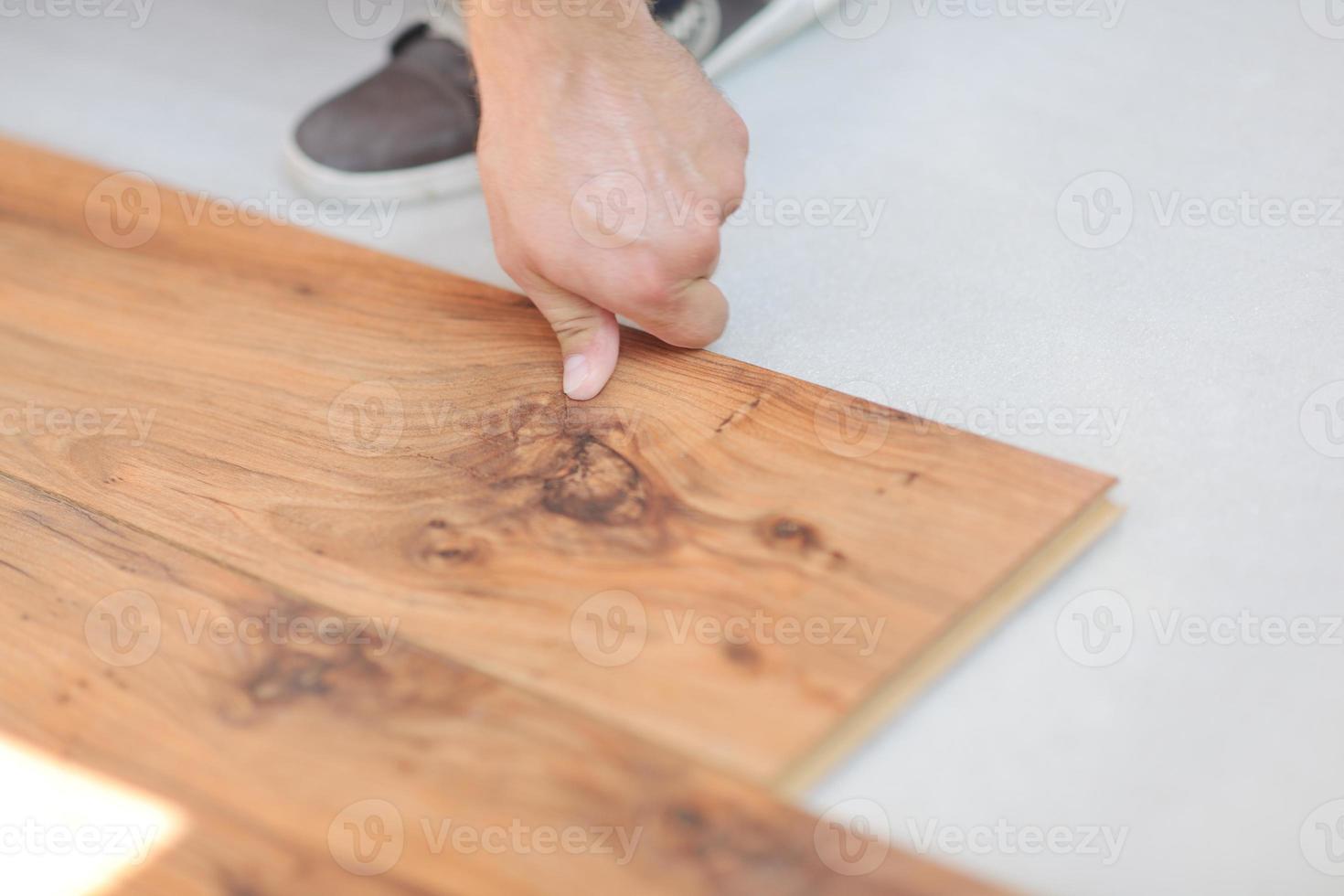 Installing laminate flooring photo