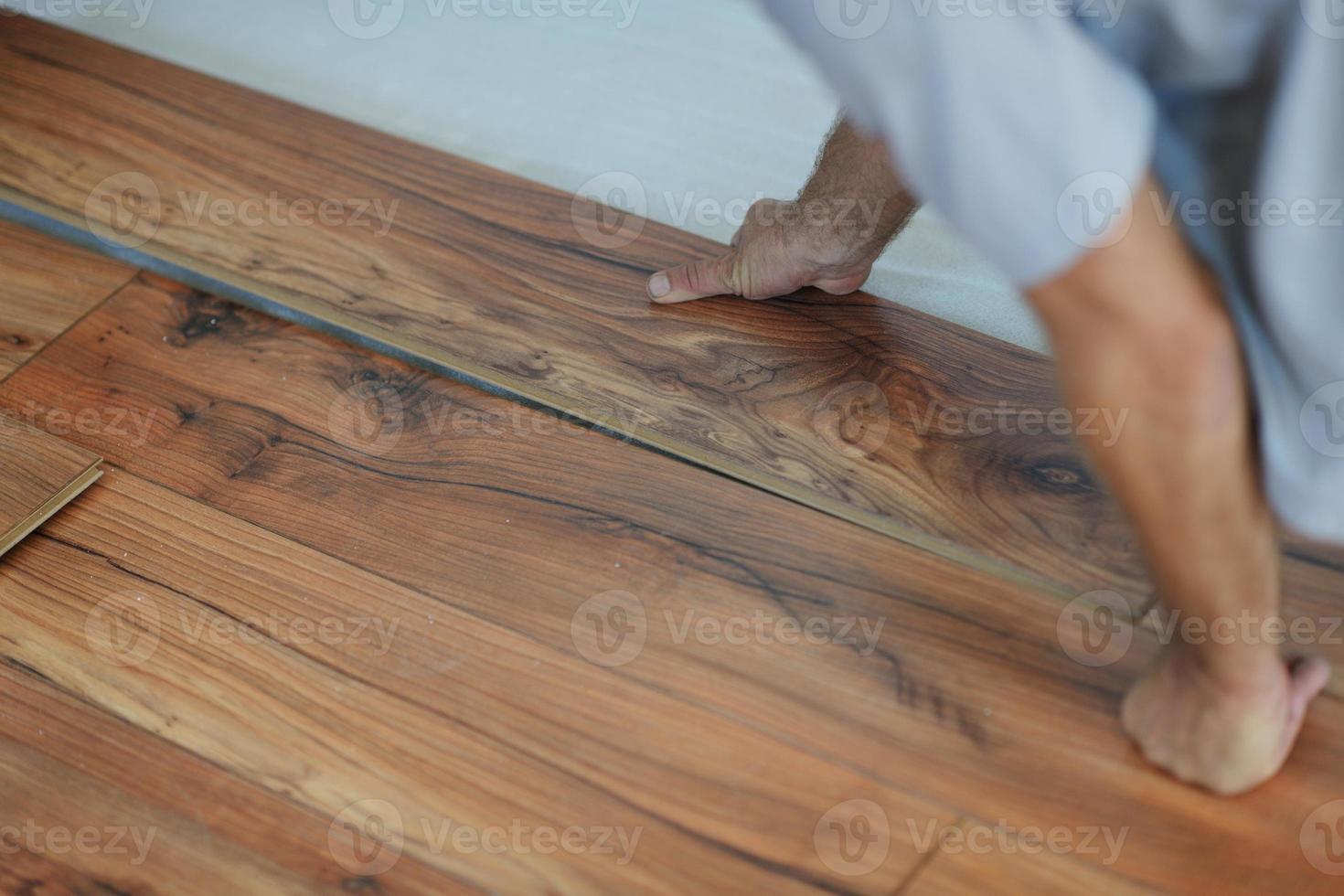 Installing laminate flooring photo
