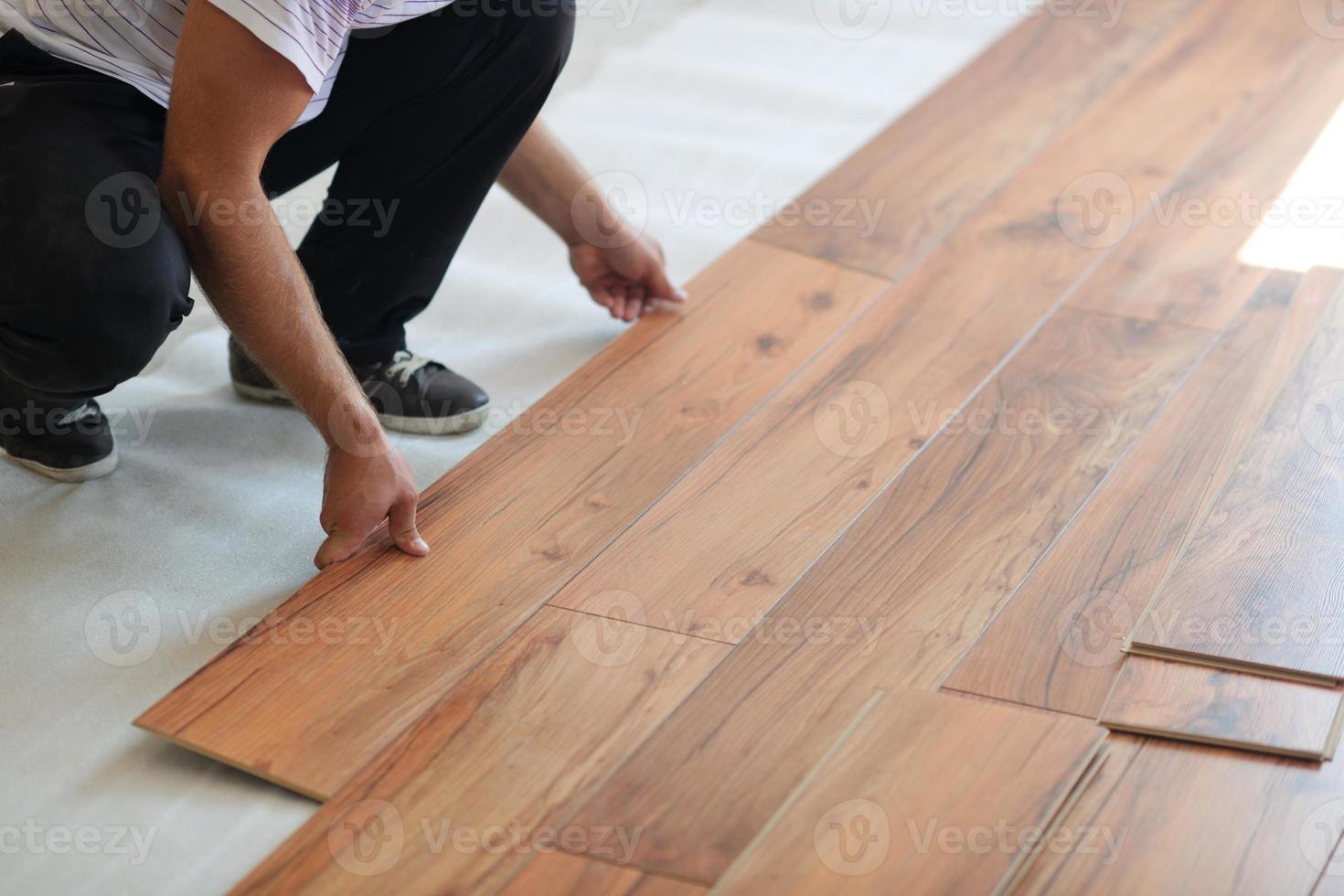 Installing laminate flooring photo