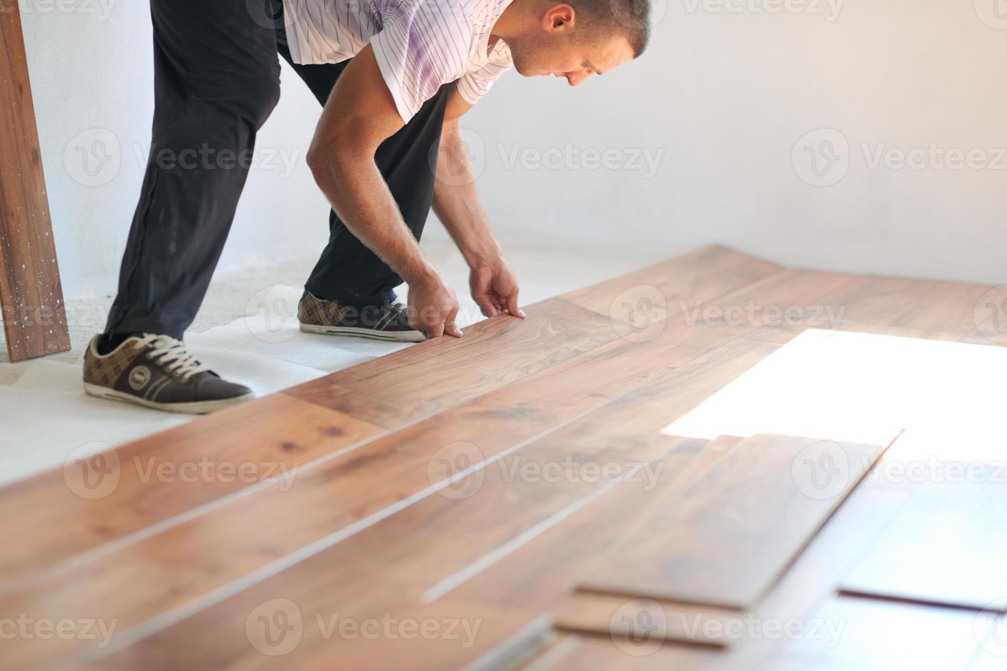 Installing laminate flooring photo
