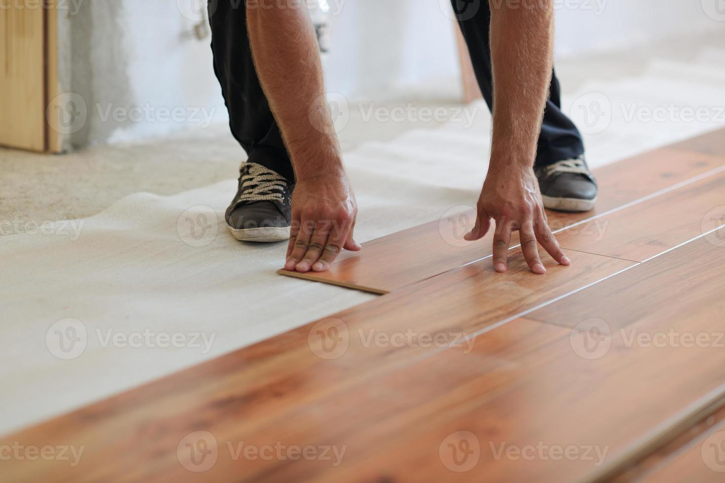 Installing laminate flooring photo