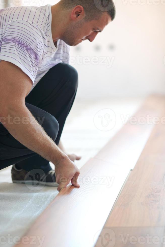 Installing laminate flooring photo