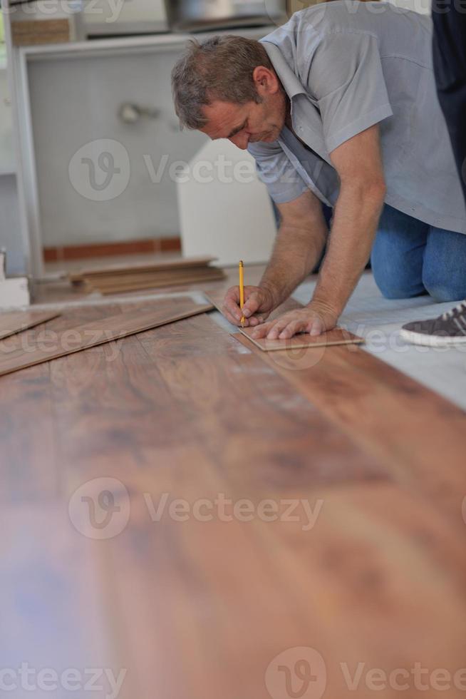 Installing laminate flooring photo