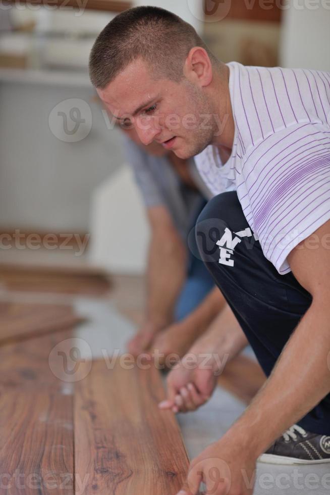 Installing laminate flooring photo