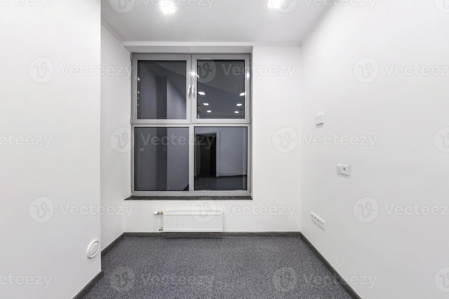 grandes ventanas en el interior de la habitación vacía sin amueblar en
