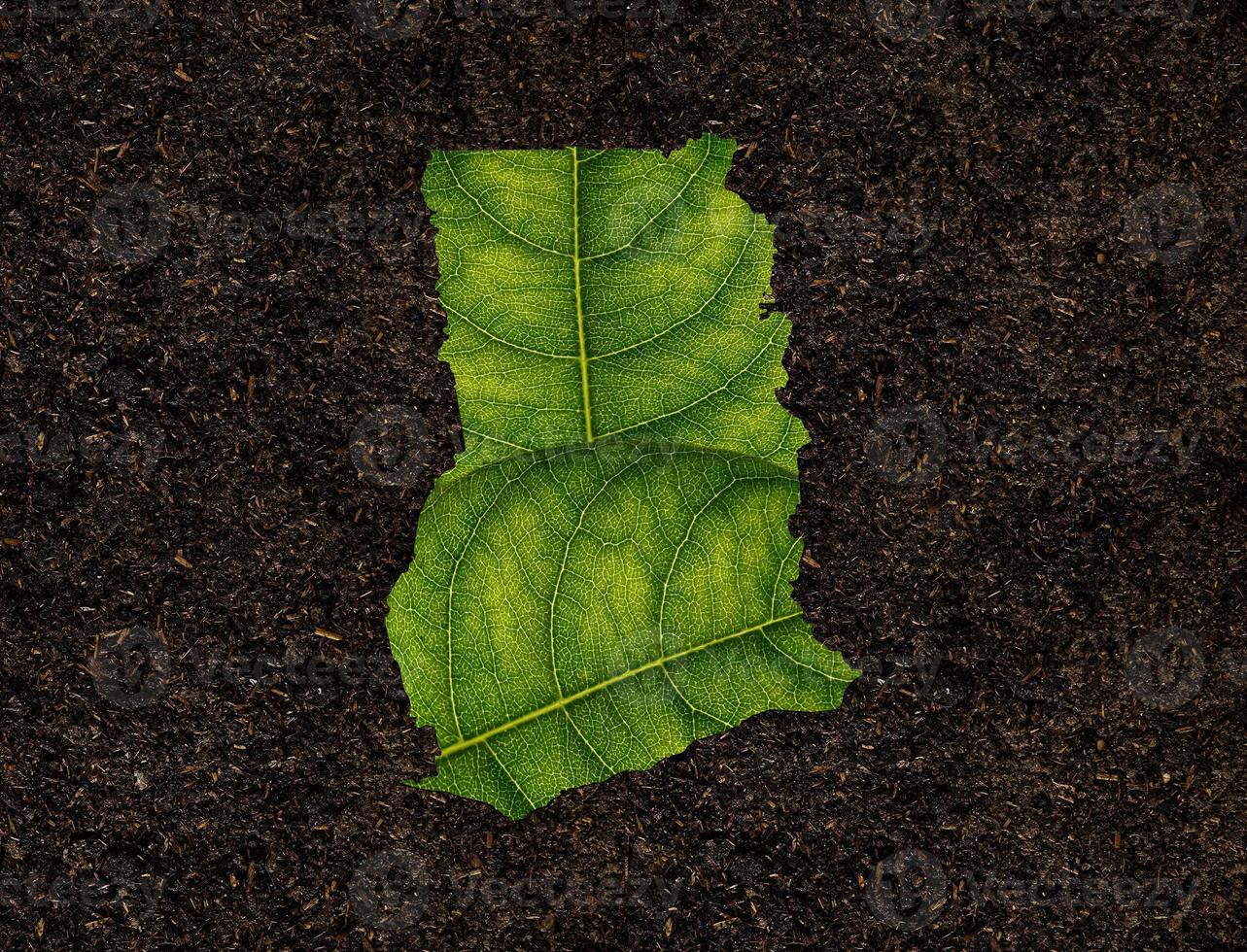 Mapa de Ghana hecho de hojas verdes sobre el concepto de ecología de fondo del suelo foto
