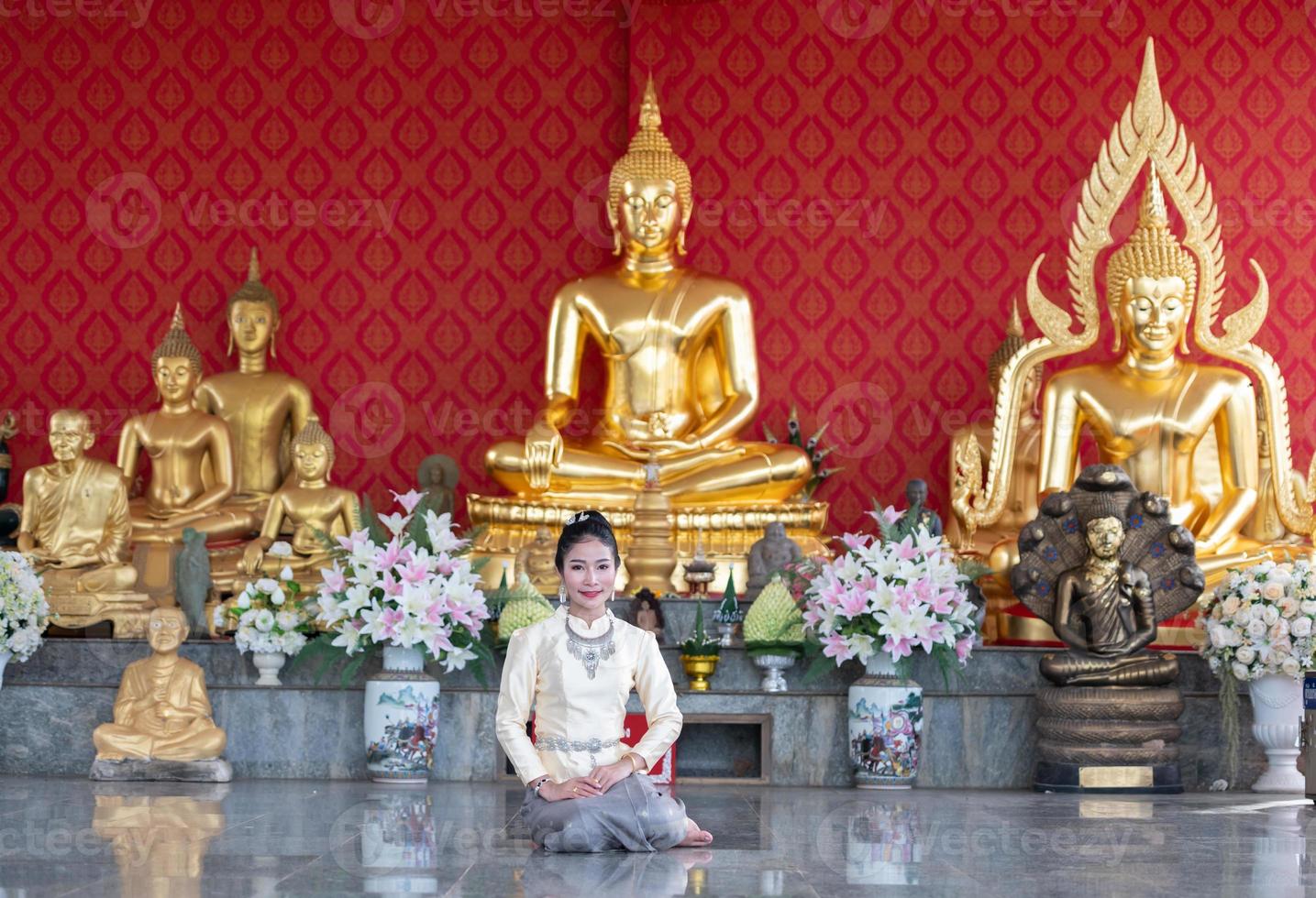 mujeres tailandesas sentadas con las manos en el templo foto
