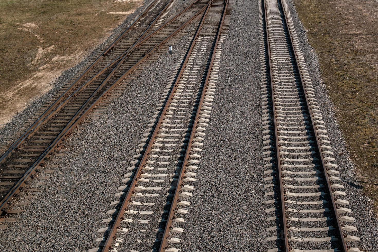 vista aérea de las vías del tren. envío de carga fondo de viaje foto