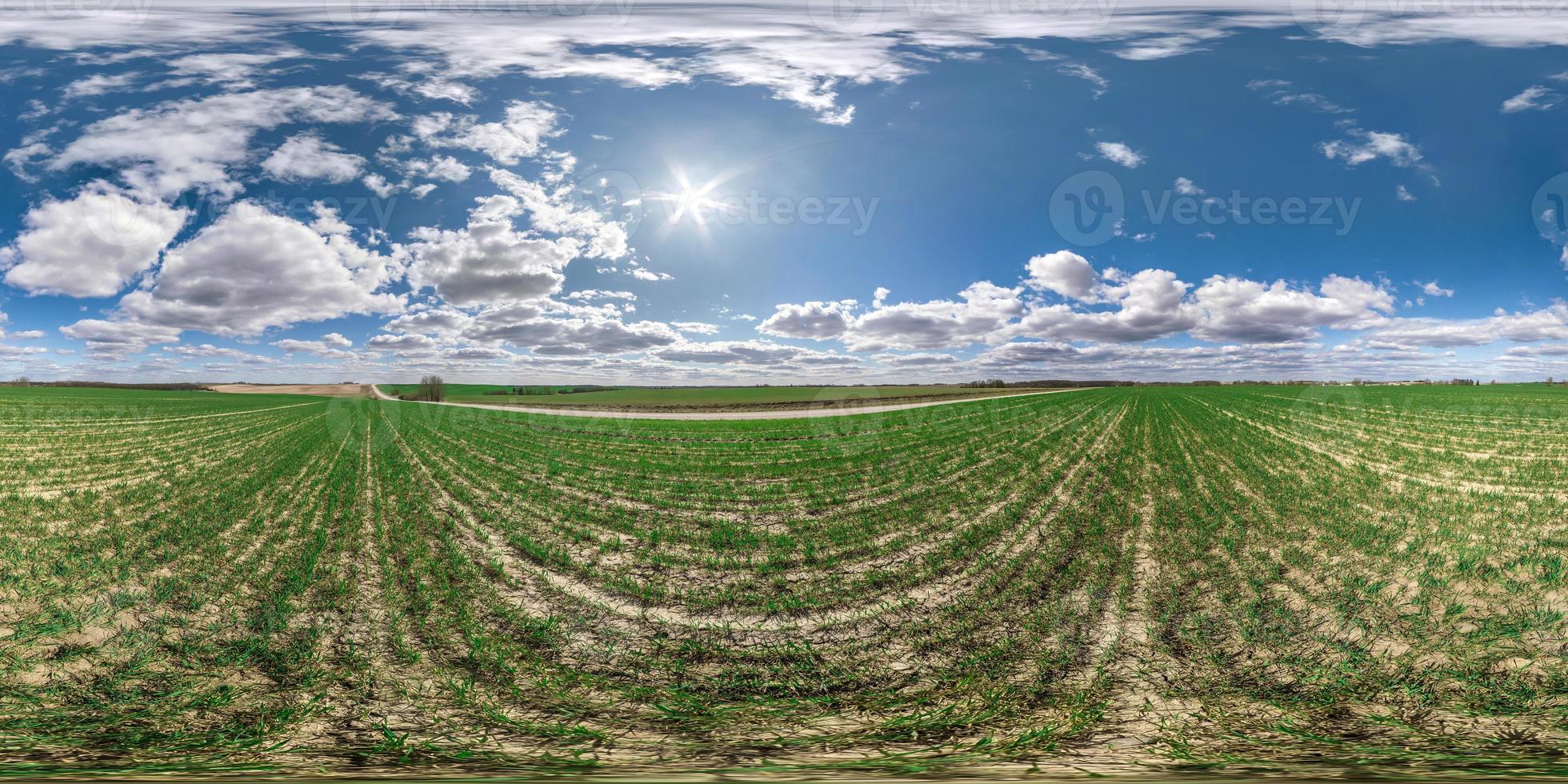 vista de ángulo de 360 grados de panorama hdri esférico completo sin costuras entre campos en el día de primavera con nubes impresionantes en proyección equirectangular, listo para contenido de realidad virtual vr ar foto