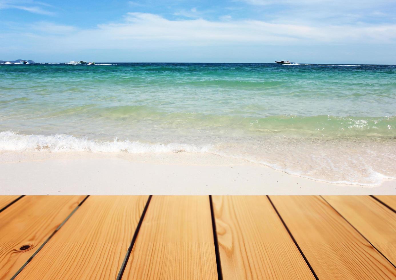 mesa cubierta de madera vacía sobre el fondo del mar, concepto de verano foto