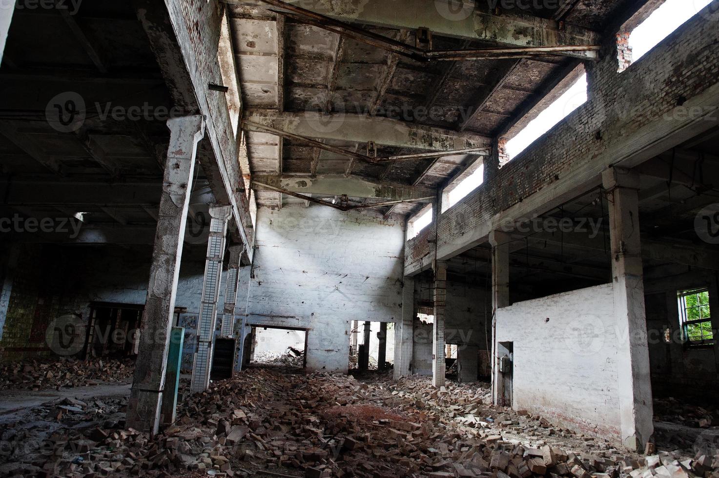 interior industrial de una antigua fábrica abandonada. foto