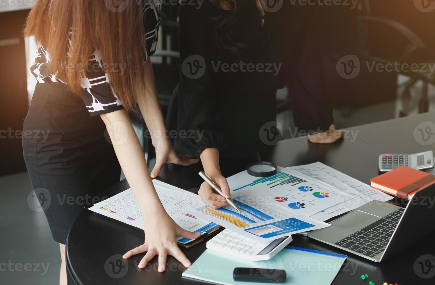 gente de negocios reunida para analizar y discutir y hacer una lluvia de ideas sobre los datos del gráfico del informe financiero en el trabajo en equipo del asesor financiero de la oficina y el concepto de contabilidad. foto