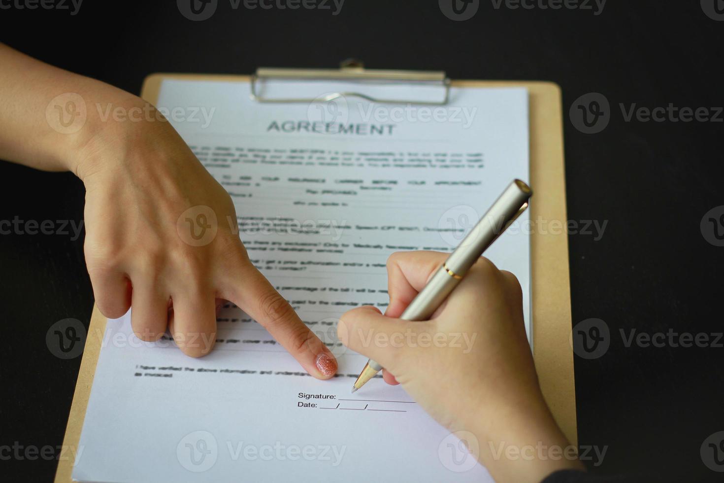 cerrar el empresario firmando un acuerdo de documento profesional de inversión de contrato sobre la mesa con bolígrafo. foto