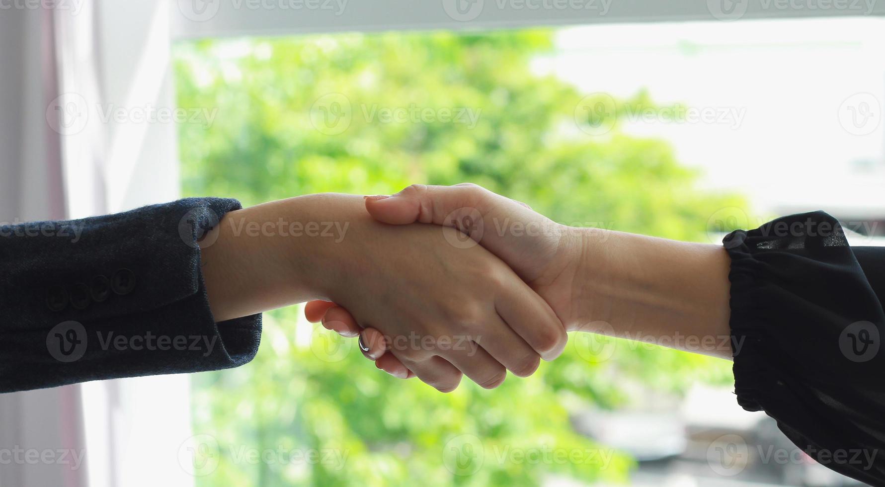 apretón de manos de negocios. dos empresarios llegando a un acuerdo y haciendo un trato. foto