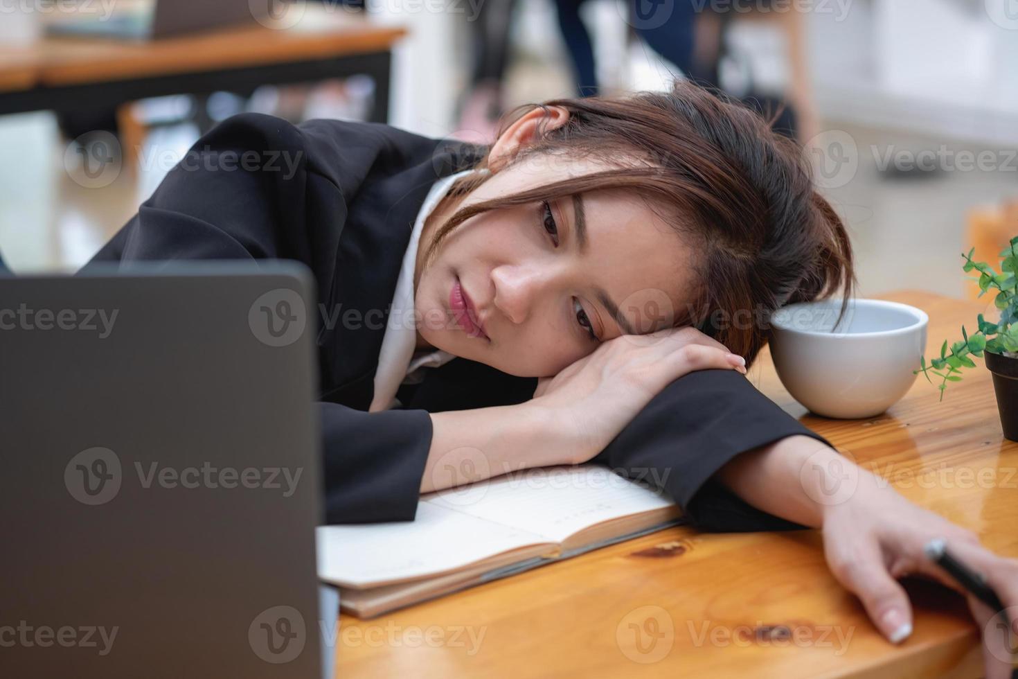 concepto de síndrome de burnout en el trabajo. mujer agotada con exceso de trabajo que trabaja en la oficina. concepto de síndrome de agotamiento. foto