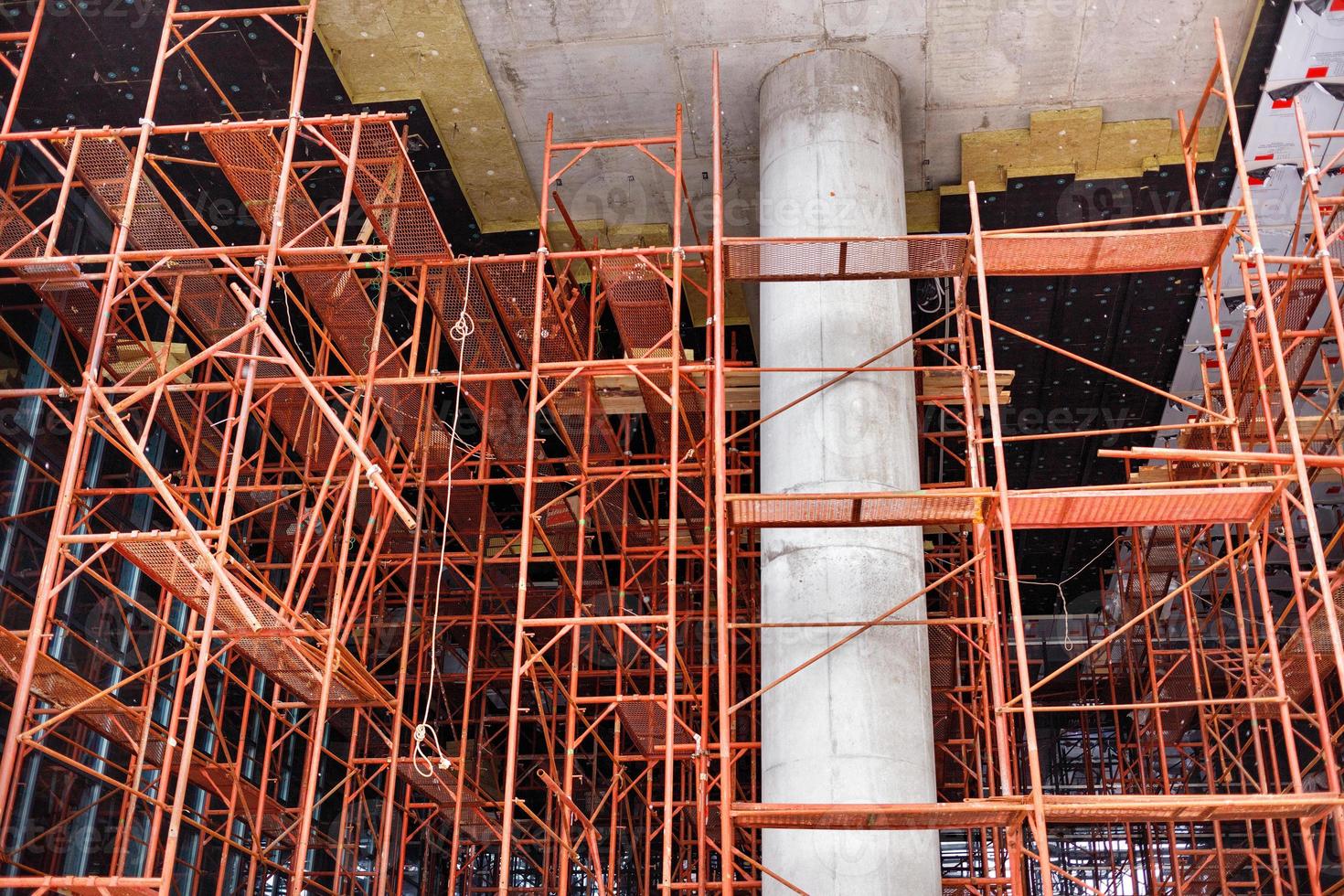 columna de hormigón entre andamios metálicos en la construcción de un nuevo edificio. foto