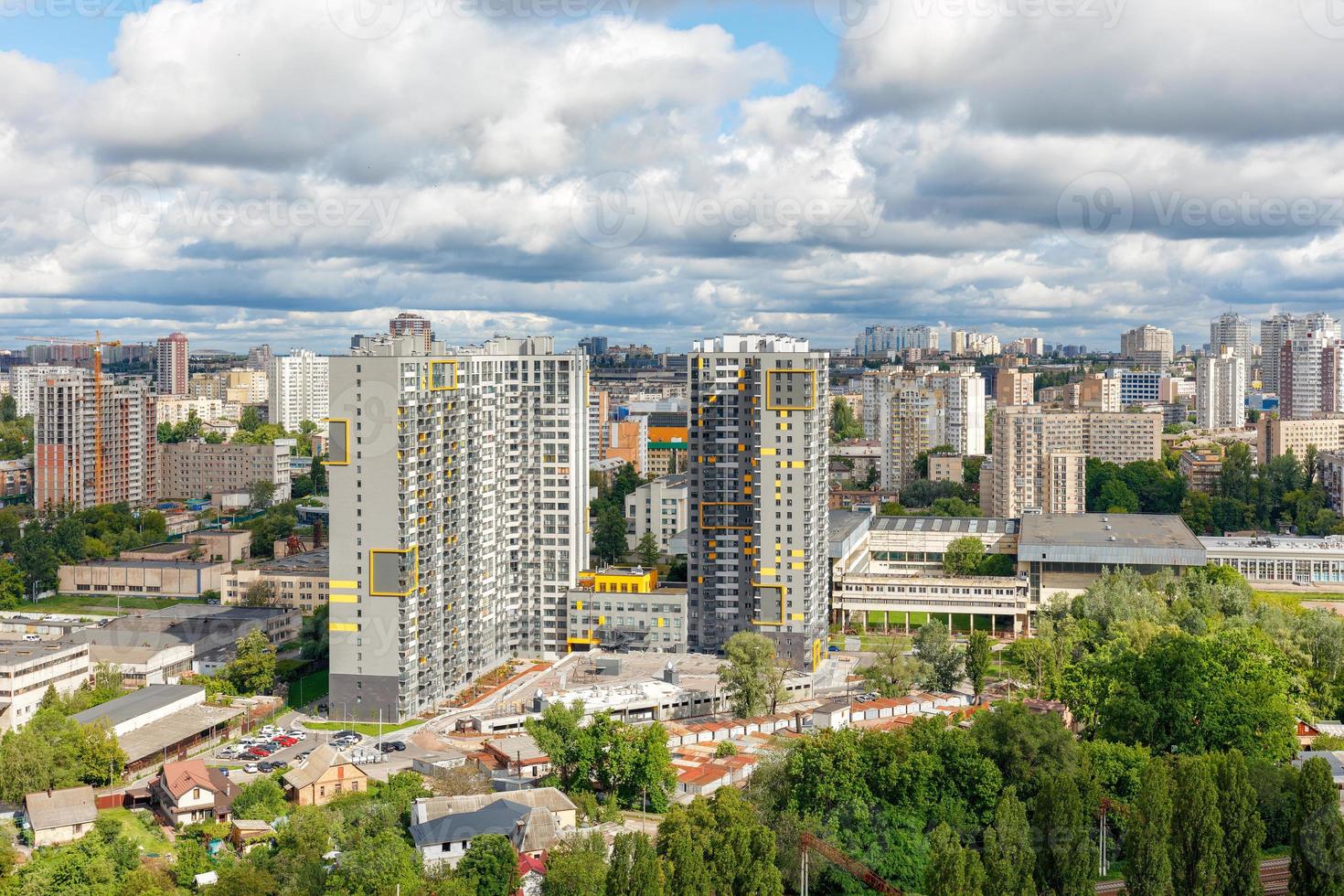 paisaje urbano a vista de pájaro con vistas al desarrollo del antiguo microdistrito con nuevos edificios residenciales de gran altura. foto