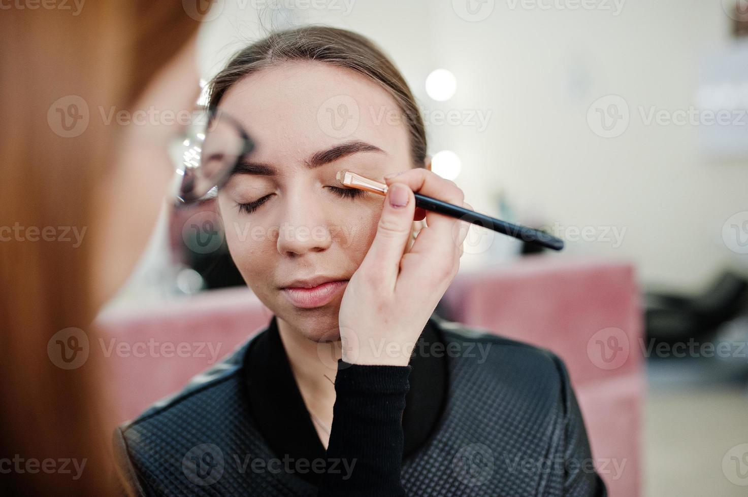 maquilladora trabaja en su salón de estudio de rostro de belleza. mujer solicitando por maestro de maquillaje profesional. concepto de club de belleza. 10380570 Foto de stock en Vecteezy maquilladora trabaja en su salón de estudio de rostro de belleza. mujer solicitando por maestro de maquillaje profesional. concepto de club de belleza. 10380570 Foto de stock en Vecteezy