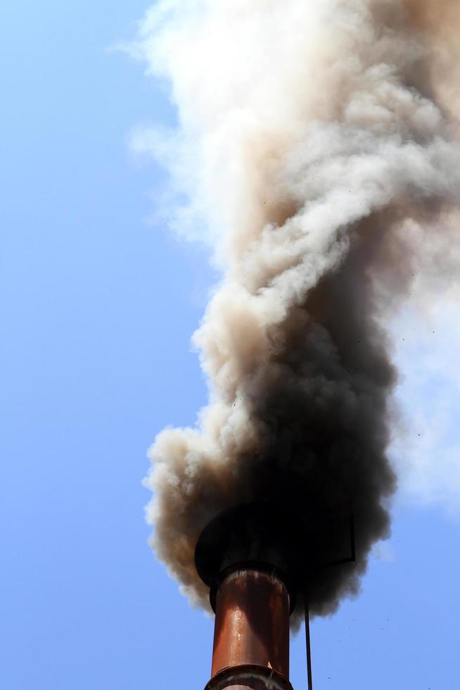 tubo de emisión de humo negro foto