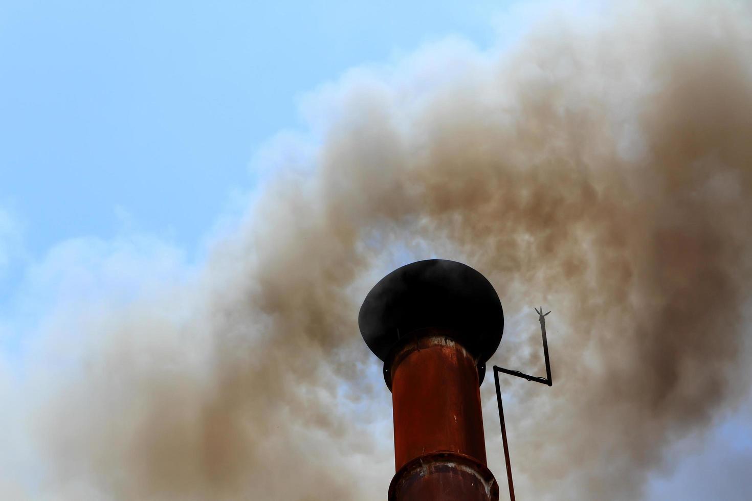 tubo de emisión de humo negro foto