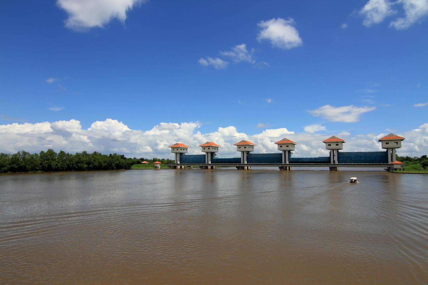 presa en el río foto