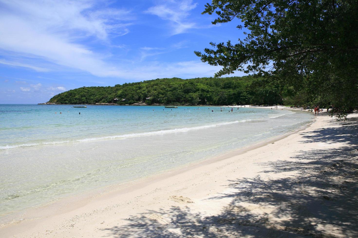 hermoso paisaje marino. isla de koh samet en tailandia foto