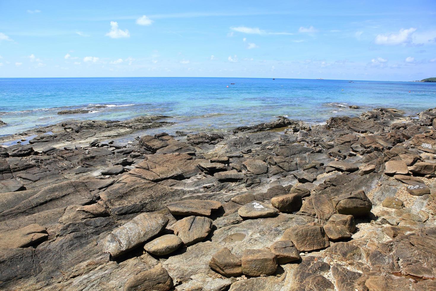 hermoso paisaje marino. isla de koh samet en tailandia foto