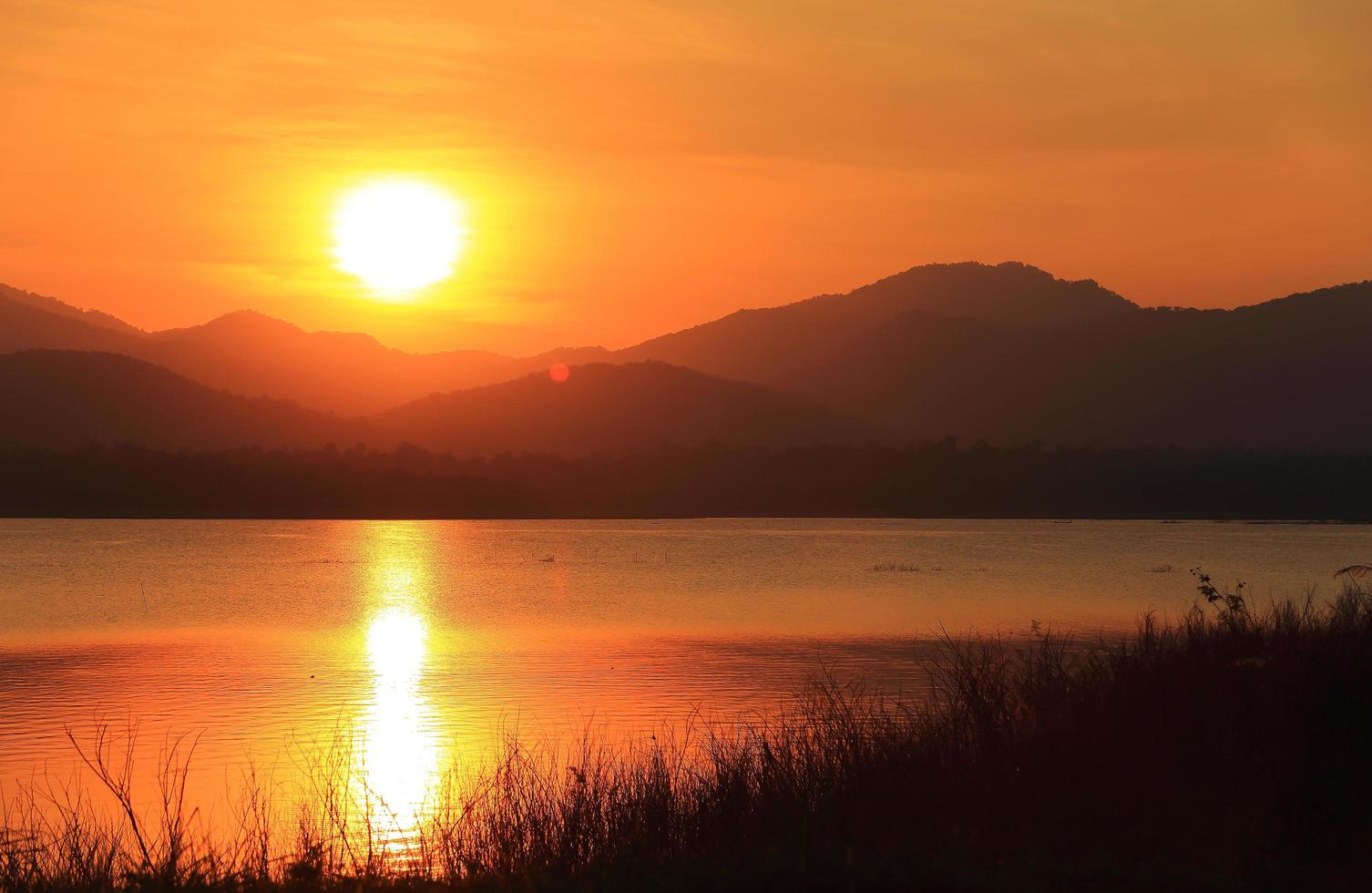 puesta de sol en el lago foto