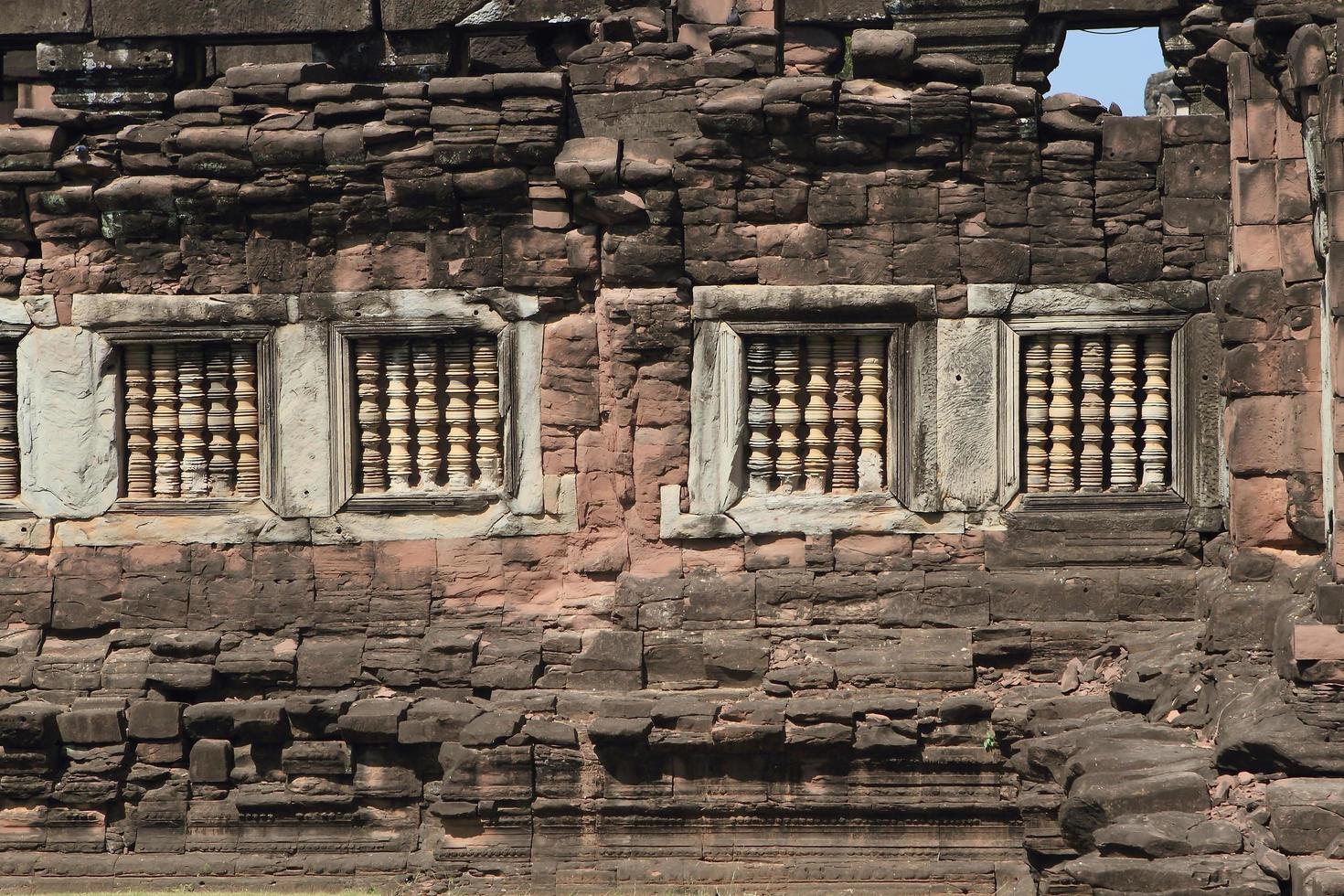 ventana de piedra arenisca del castillo histórico en tailandia. foto