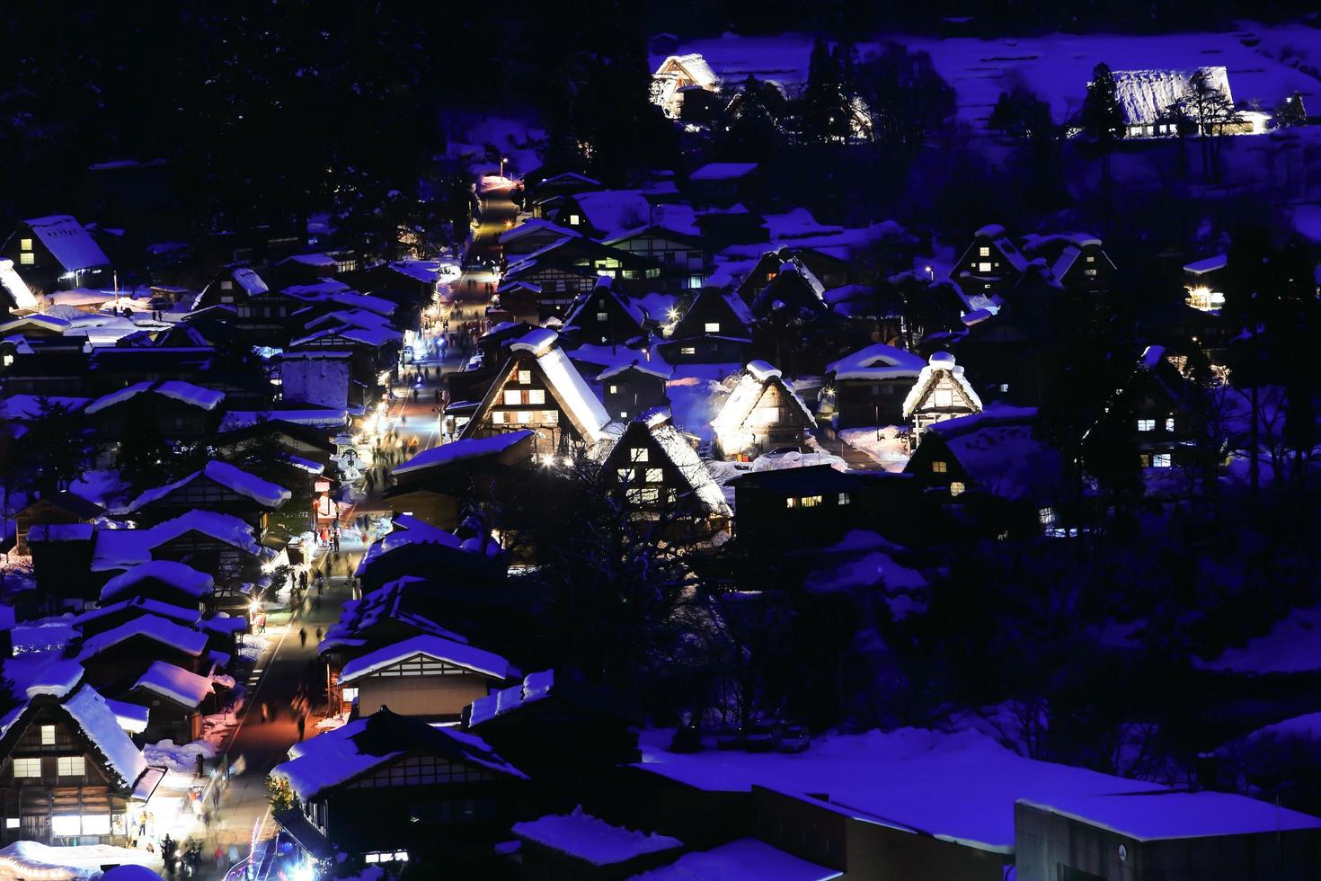 encendido de shirakawago, japón foto