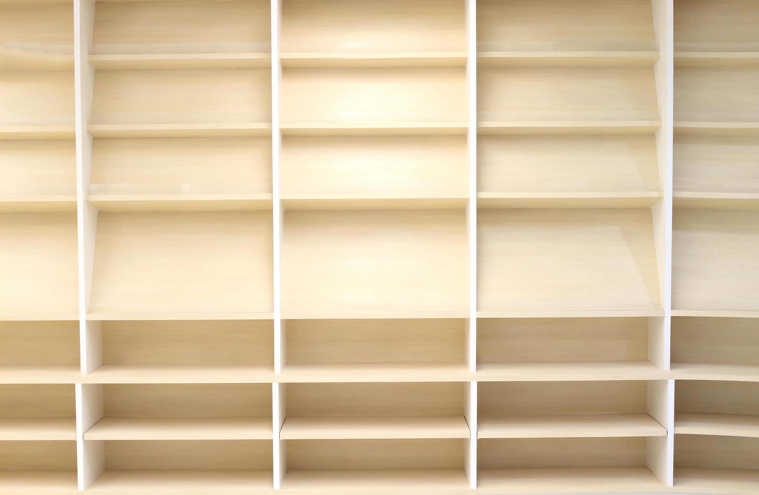 estantería de madera en blanco foto