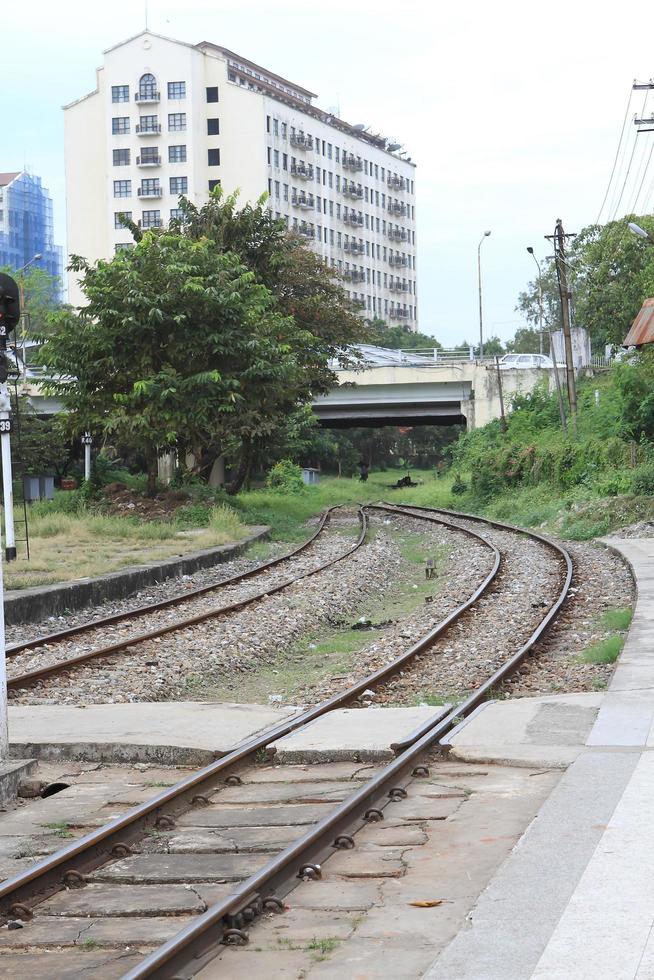 tren en yangon, birmania - myanma foto