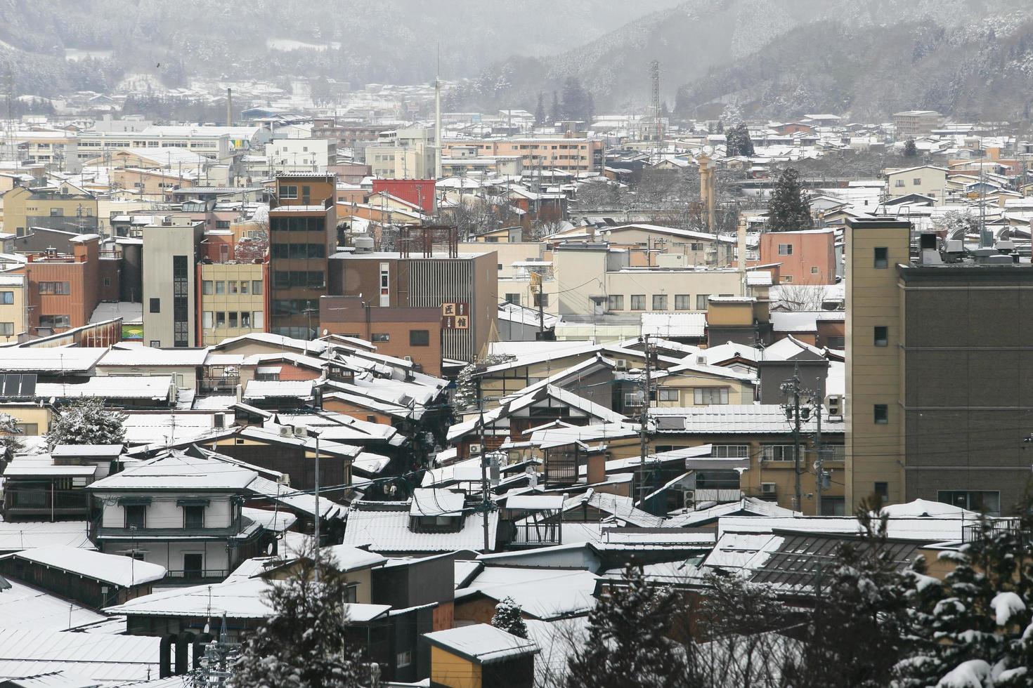 Vista de la ciudad de Takayama en Japón en la nieve. foto