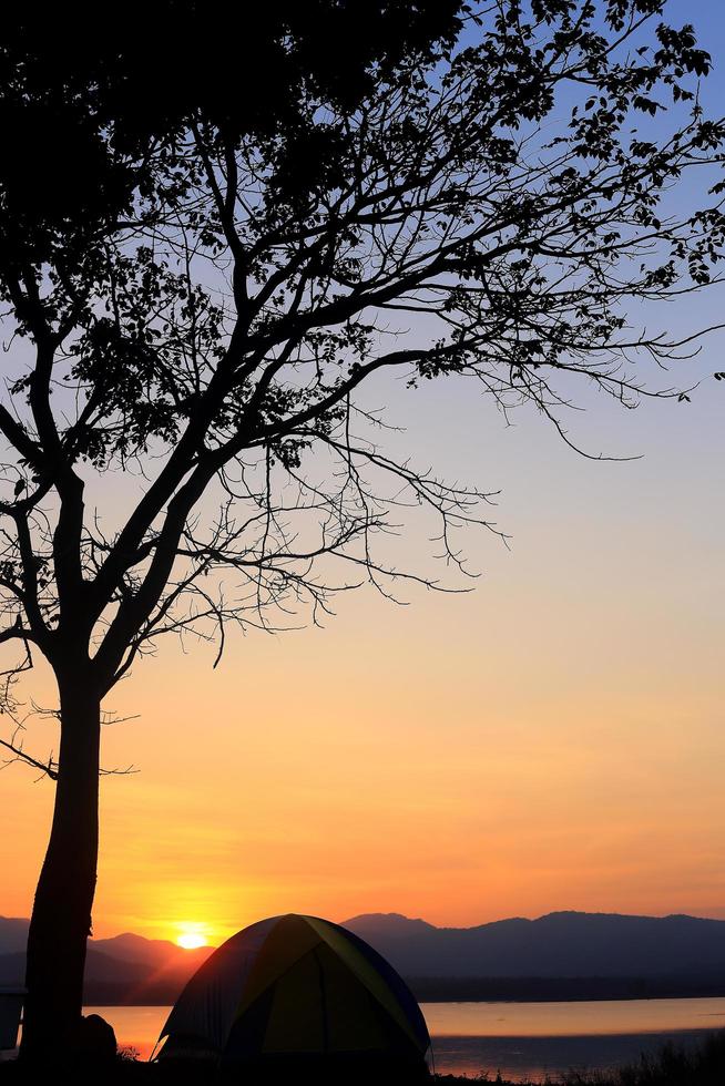 camping al lado del lago, parque nacional, tailandia foto